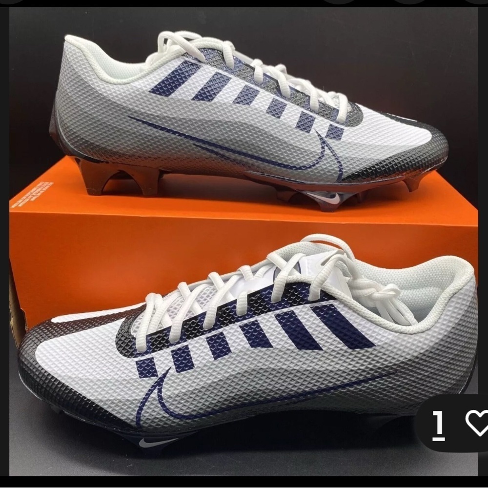 Nike Men's White and Black Athletic Cleats